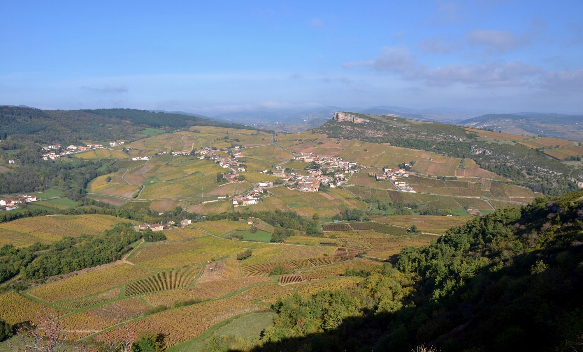 Villages et vignes au pied de la Roche de Vergisson
